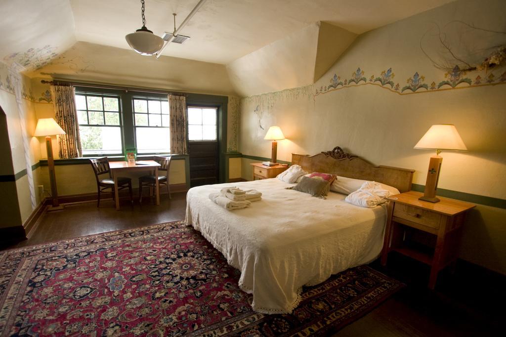 Mcmenamins Edgefield Hotel Troutdale Room photo