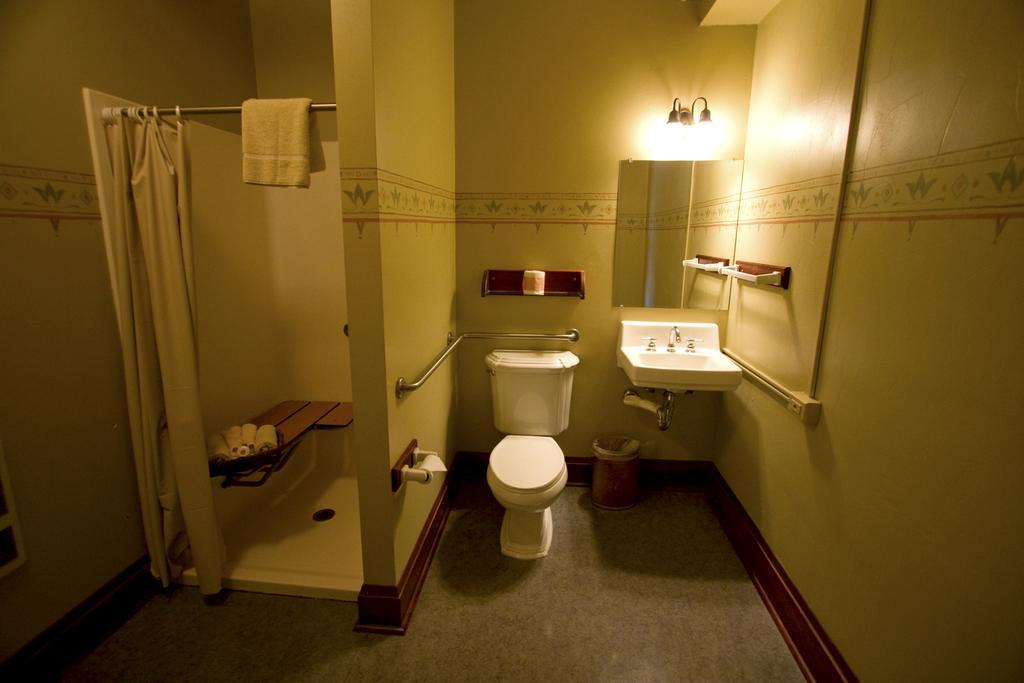 Mcmenamins Edgefield Hotel Troutdale Room photo