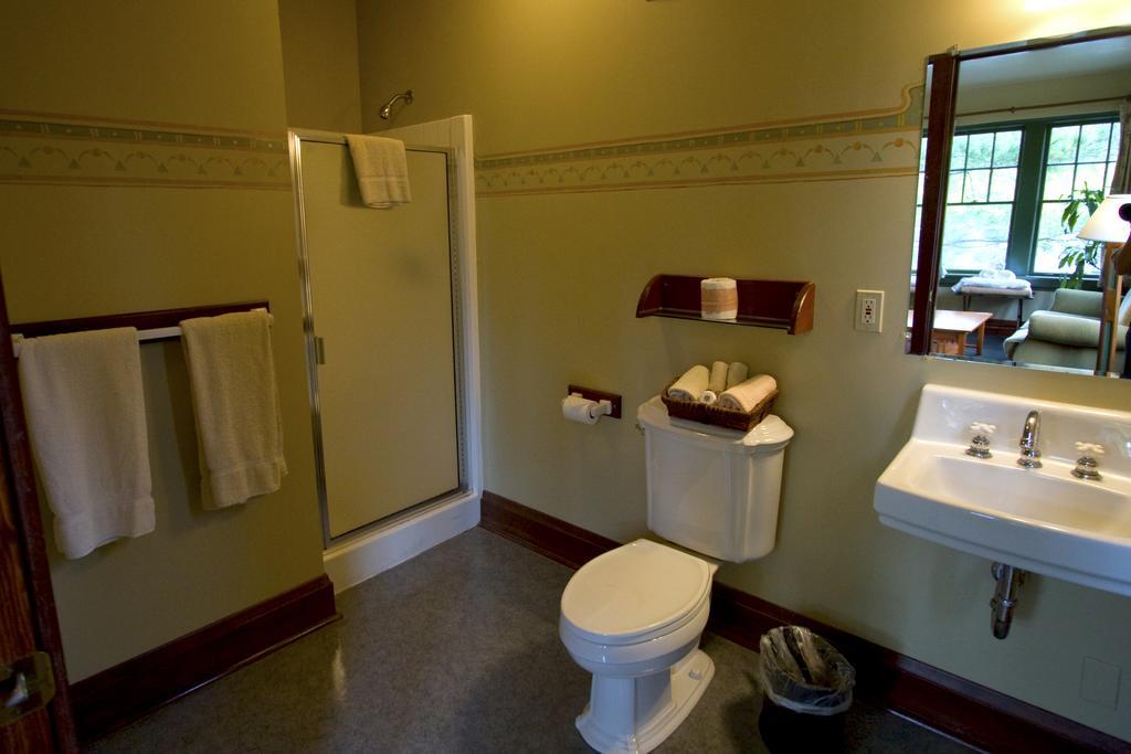 Mcmenamins Edgefield Hotel Troutdale Room photo